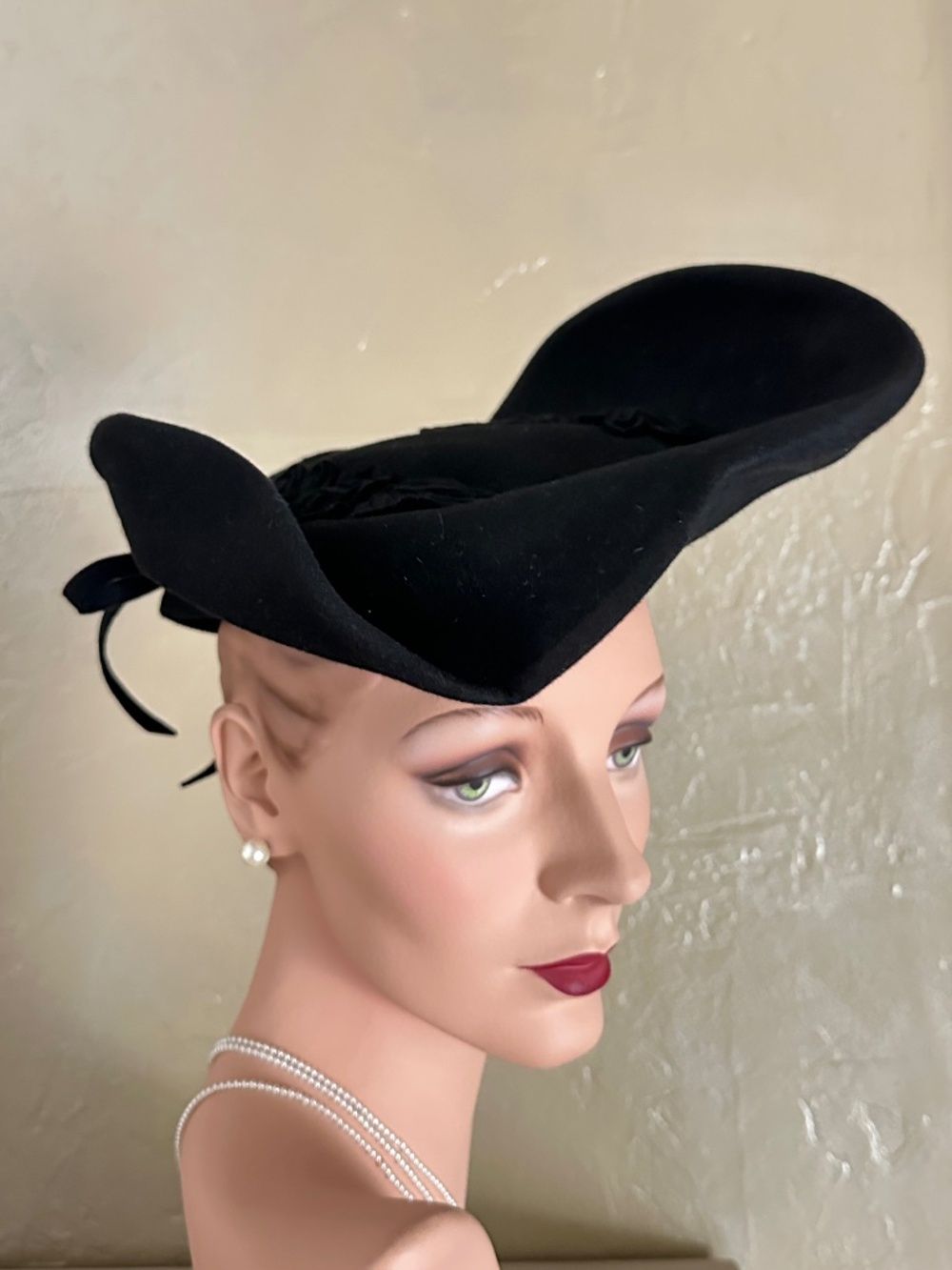 GLAMOROUS 1940s' BLACK FELT TILT HAT +POINTY BACK